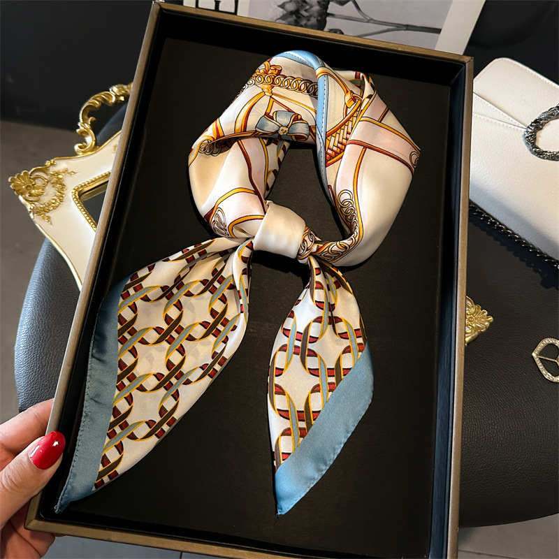 Silk Blouse - Luxe vrouwelijke vierkante sjaal kettingprint bandana